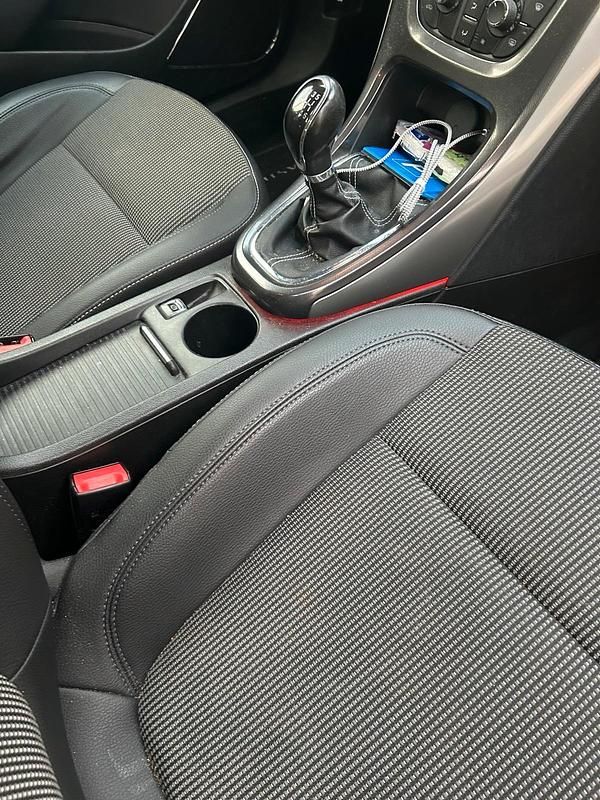 Gebraucht Opel Astra 140 PS (102 kW) 2011 Schwarz Kombi