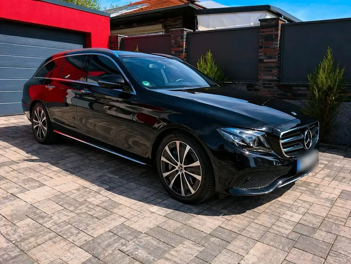 Second-hand Mercedes E300 306 CP (225 kW) 2019 Negru Break