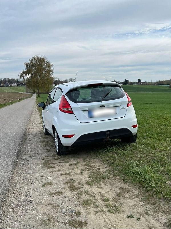 Gebraucht Ford Fiesta 60 PS (44 kW) 2010 Weiß Kleinwagen