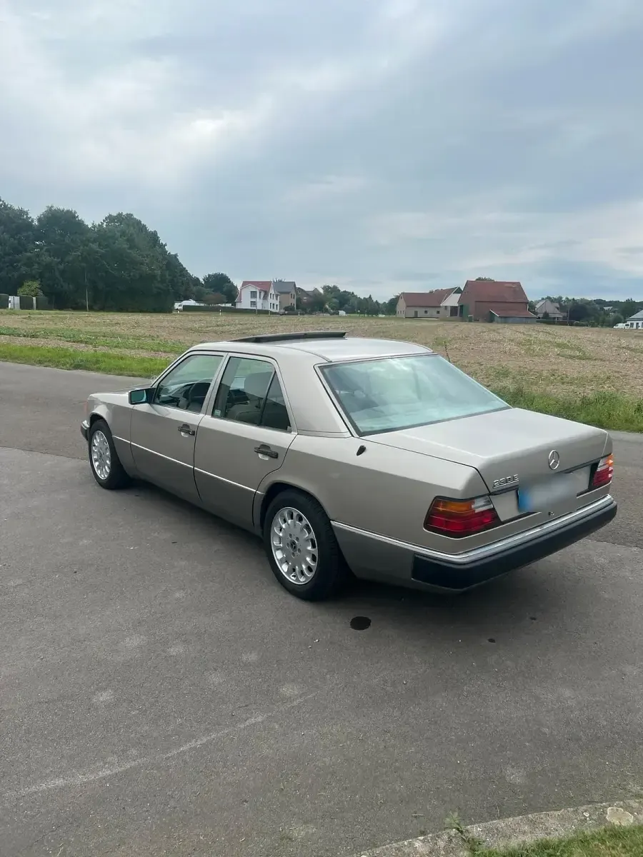 Gebraucht Mercedes E230 134 PS (98 kW) 1990 Grau Limousine