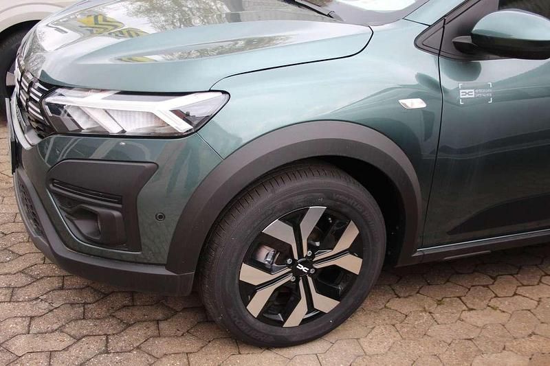 Neu Dacia Sandero Expression 91 PS (66 kW) 2025 Zedergrün Kleinwagen