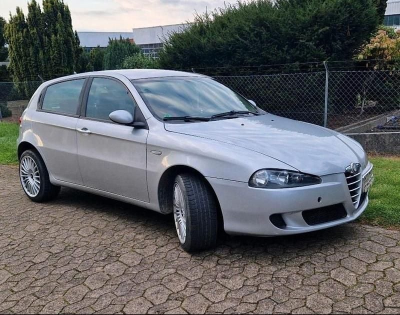 Grau Gebraucht 2006 Alfa Romeo 147 Kleinwagen | 2.000 € (Fairer Preis) - Bild 1/4