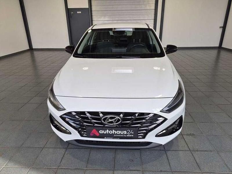 Gebraucht Hyundai i30 120 PS (88 kW) 2021 Weiß Limousine