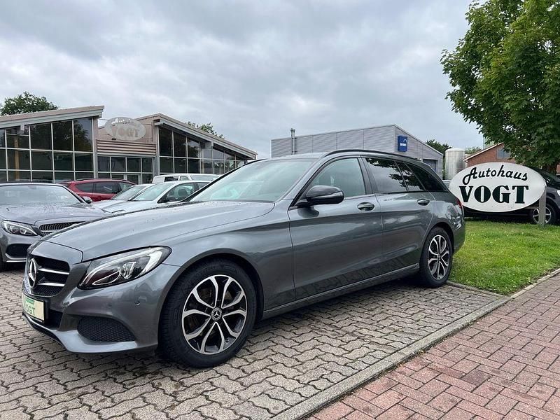 Grau Gebraucht 2018 Mercedes C180 Night Kombi | 22.900 € (Teuer) - Bild 1/4