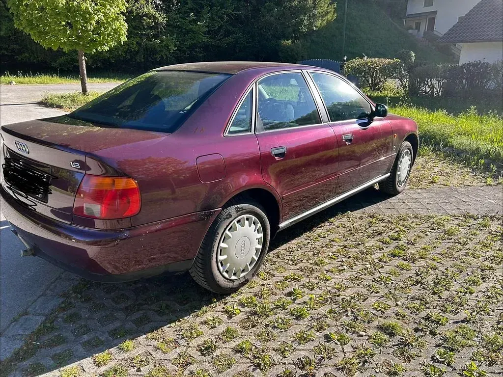 Używany Audi A4 101 KM (74 kW) 1995 Czerwony Sedan/Limuzyna