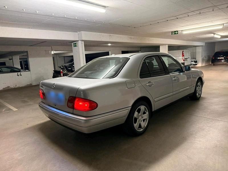 Second-hand Mercedes E230 150 CP (110 kW) 1996 Argintiu Berlinǎ
