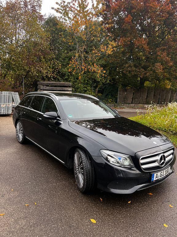 Schwarz Gebraucht 2017 Mercedes E220 Avantgarde Limousine | 17.700 € (Guter Preis) - Bild 1/4