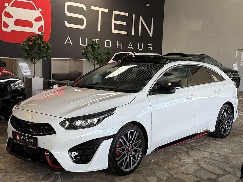 Weiß Gebraucht 2023 Kia ProCeed GT Kleinwagen | 29.900 € (Fairer Preis) - Bild 1/4