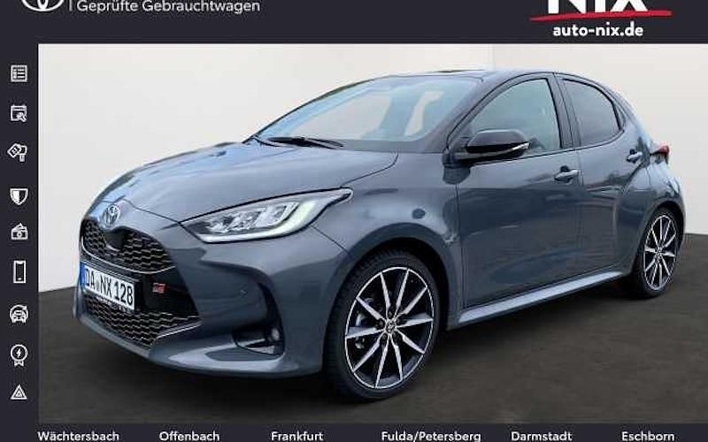 Grau Gebraucht 2025 Toyota Yaris Hybrid Sport Limousine | 31.990 € (Etwas zu teuer) - Bild 1/4