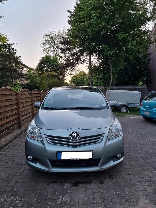 Gebraucht Toyota Verso 126 PS (92 kW) 2011 Silber Van / Kleinbus