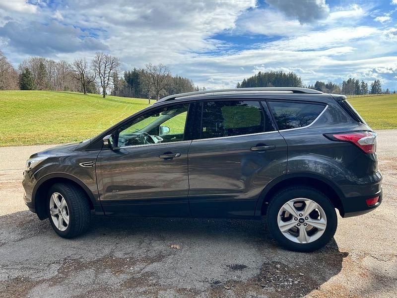 Gebraucht Ford Kuga 175 PS (128 kW) 2018 Grau SUV