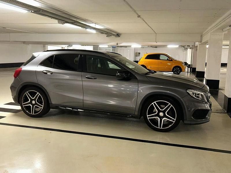 Grau Gebraucht 2014 Mercedes GLA220 AMG line SUV | 15.900 € (Teuer) - Bild 1/4