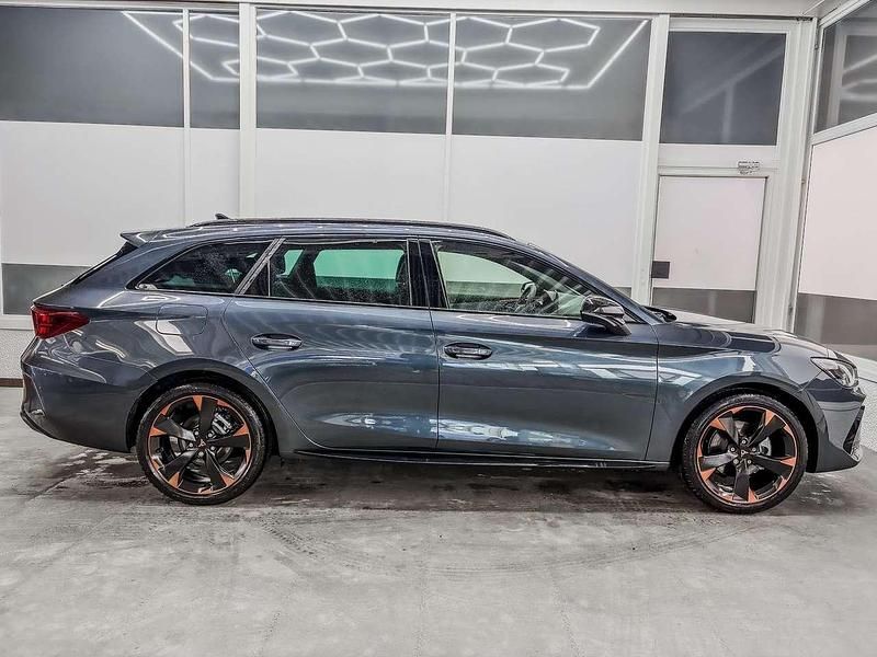 Neu Cupra Leon 150 PS (110 kW) 2026 Grau metallic s7s7 Kombi