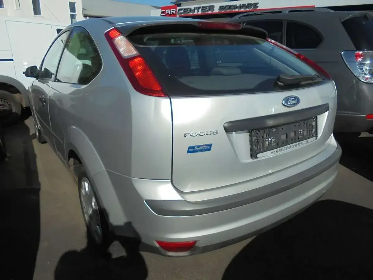 Gebraucht Ford Focus Trend 101 PS (74 kW) 2006 Silber Limousine