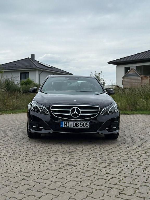 Schwarz Gebraucht 2013 Mercedes E300 Limousine | 17.600 € (Fairer Preis) - Bild 1/4
