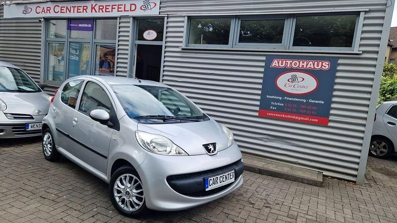 Grau Gebraucht 2008 Peugeot 107 Kleinwagen | 2.300 € (Fairer Preis) - Bild 1/4