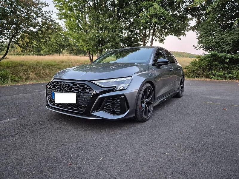Grau Gebraucht 2024 Audi RS3 Ambiente Kleinwagen | 61.000 € (Guter Preis) - Bild 1/4