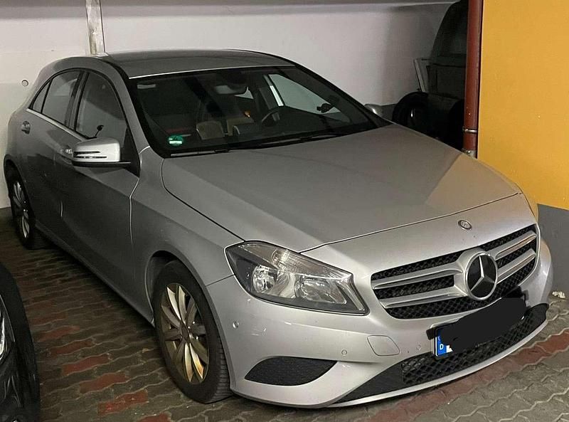 Silber Gebraucht 2012 Mercedes A180 Limousine | 7.100 € (Guter Preis) - Bild 1/4