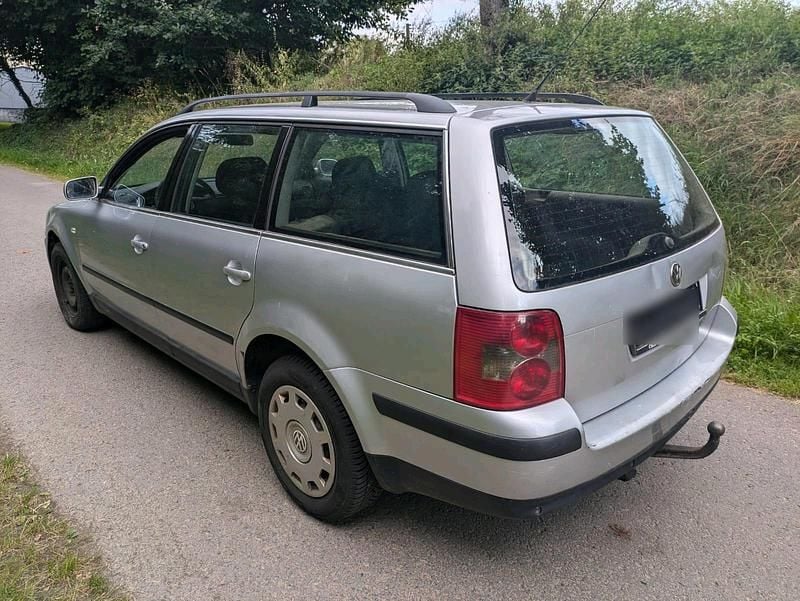 Silber Gebraucht 2003 VW Passat Kombi | 500 € (Guter Preis) - Bild 1/4
