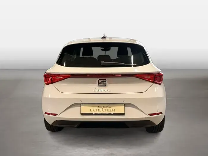 Używany Seat Leon Style 110 KM (80 kW) 2024 Biały Sedan/Limuzyna