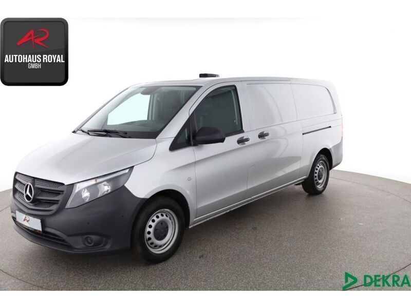 Silber (metallic) Gebraucht 2022 Mercedes Vito Van / Kleinbus | 27.379 € (Superpreis) - Bild 1/4