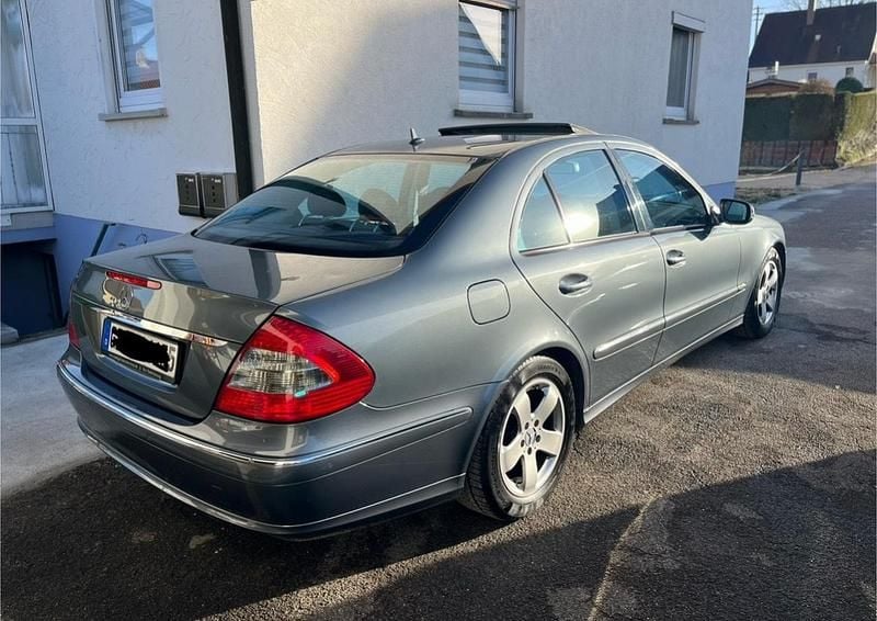 Grau Gebraucht 2008 Mercedes E300 Avantgarde Limousine | 8.350 € (Fairer Preis) - Bild 1/4