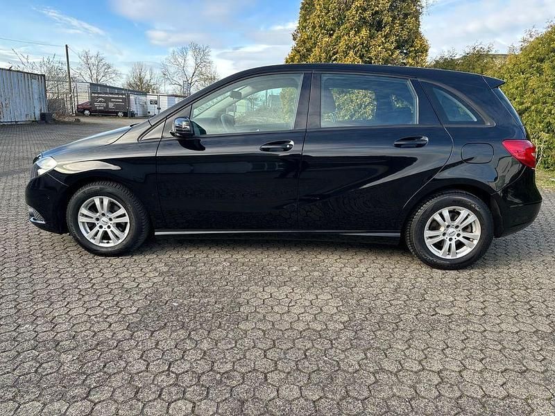 Gebraucht Mercedes B180 122 PS (89 kW) 2012 Schwarz Kleinwagen