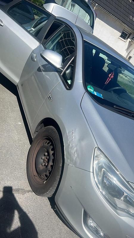 Second-hand Opel Astra 116 CP (85 kW) 2011 Argintiu Hatchback