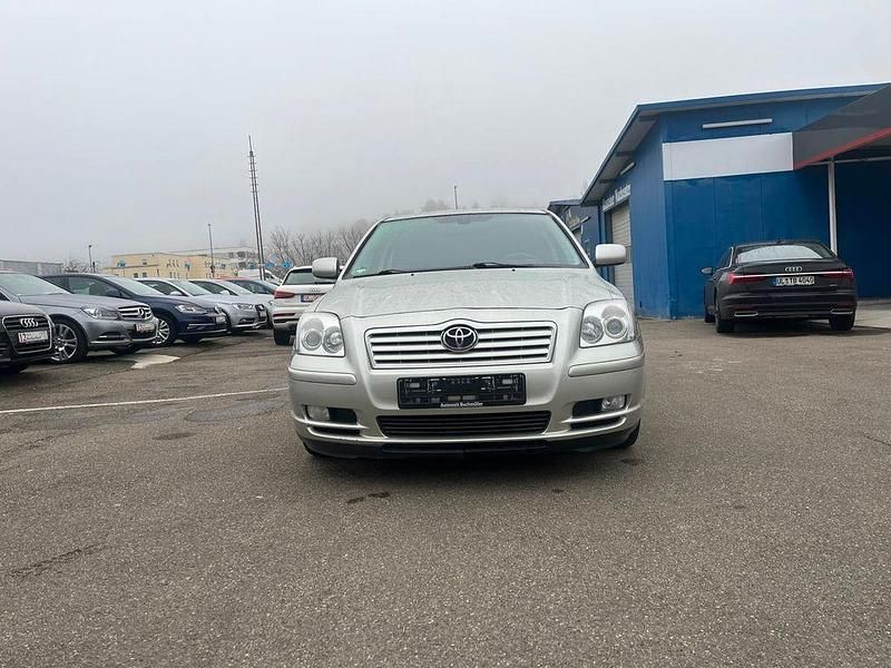 Silber Gebraucht 2003 Toyota Avensis Sol Kleinwagen | 4.900 € (Etwas zu teuer) - Bild 1/4