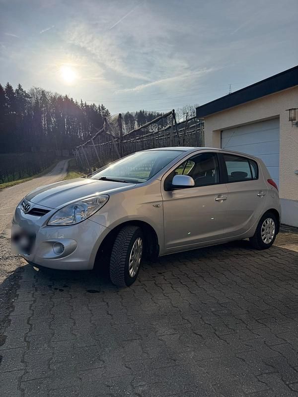 Gebraucht Hyundai i20 100 PS (73 kW) 2010 Grau Kleinwagen
