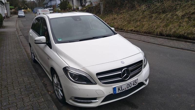 Gebraucht Mercedes B200 Edition 1 156 PS (114 kW) 2012 Weiß Van / Kleinbus