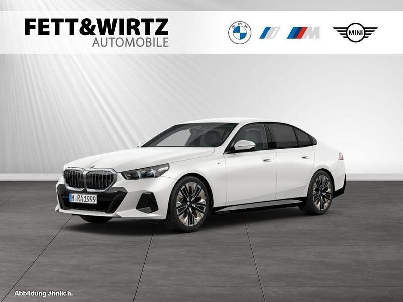 Mineralweiss metallic Gebraucht 2024 BMW 520 M Sport Limousine | 55.500 € (Guter Preis) - Bild 1/3