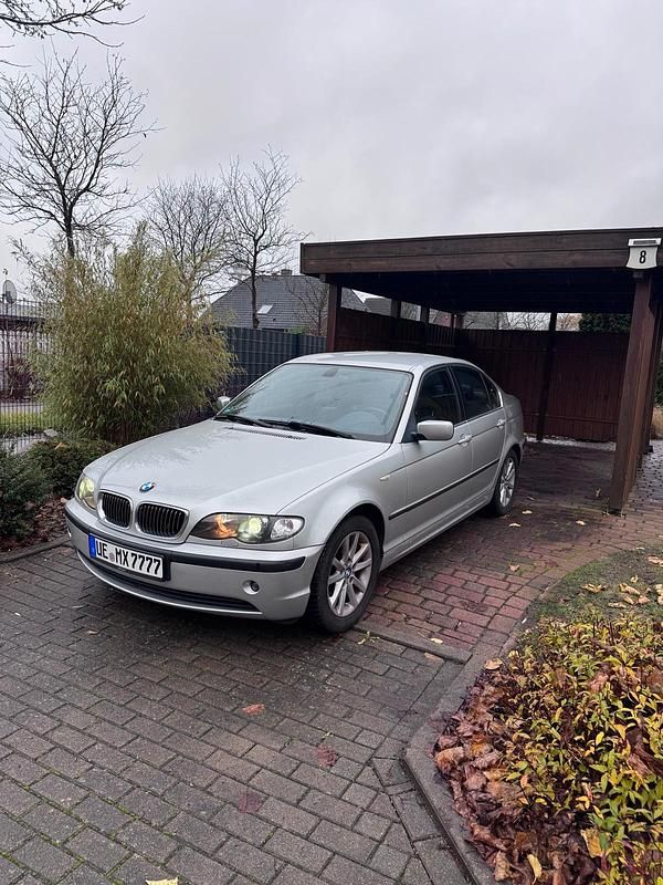 Silber Gebraucht 2004 BMW 320 Limousine | 2.600 € (Superpreis) - Bild 1/4