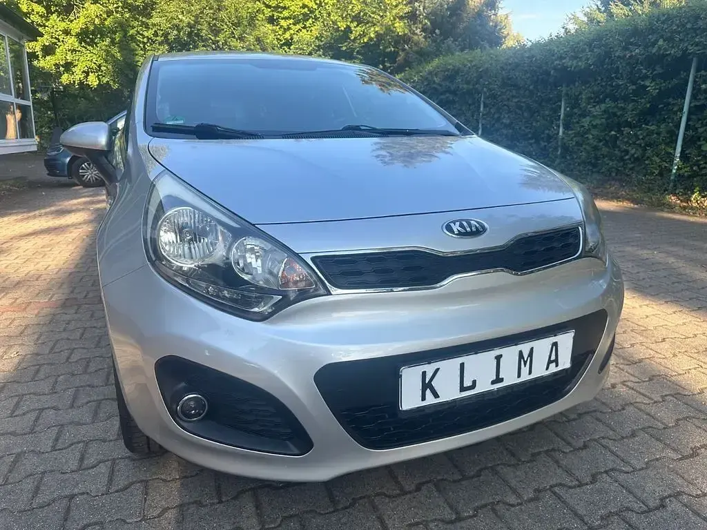 Gebraucht Kia Rio DREAM-TEAM Edition 109 PS (80 kW) 2013 Silber Limousine
