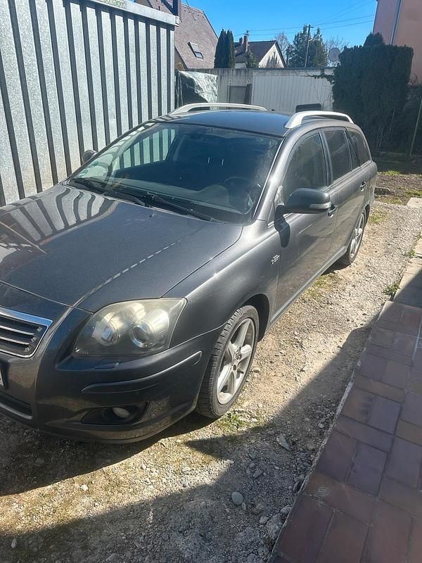 Grau Gebraucht 2006 Toyota Avensis Kombi | 2.500 € (Etwas zu teuer) - Bild 1/4