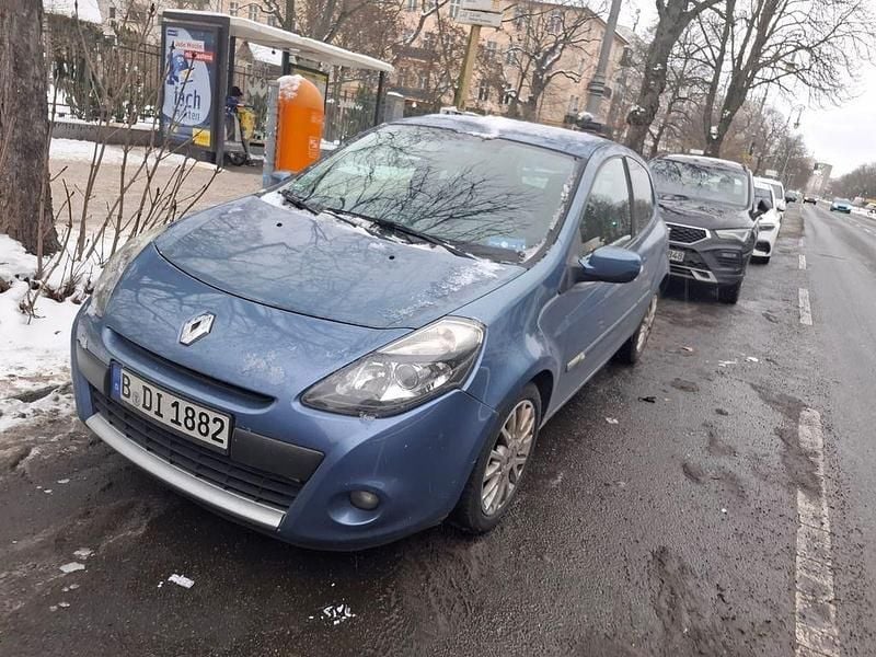 Blau Gebraucht 2010 Renault Clio II Dynamique Limousine | 2.100 € (Guter Preis) - Bild 1/4