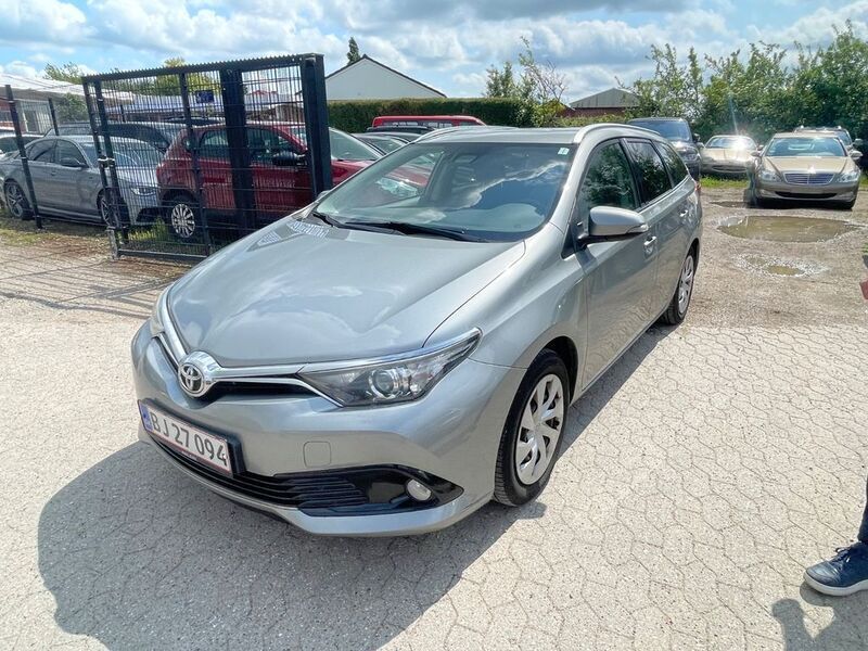 Grau Gebraucht 2017 Toyota Auris Limousine | 4.900 € (Fairer Preis) - Bild 1/4