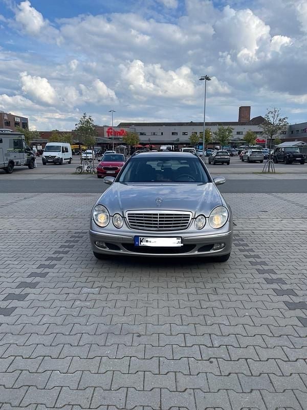 Grau Gebraucht 2005 Mercedes E220 Elegance Kombi | 4.000 € (Fairer Preis) - Bild 1/4