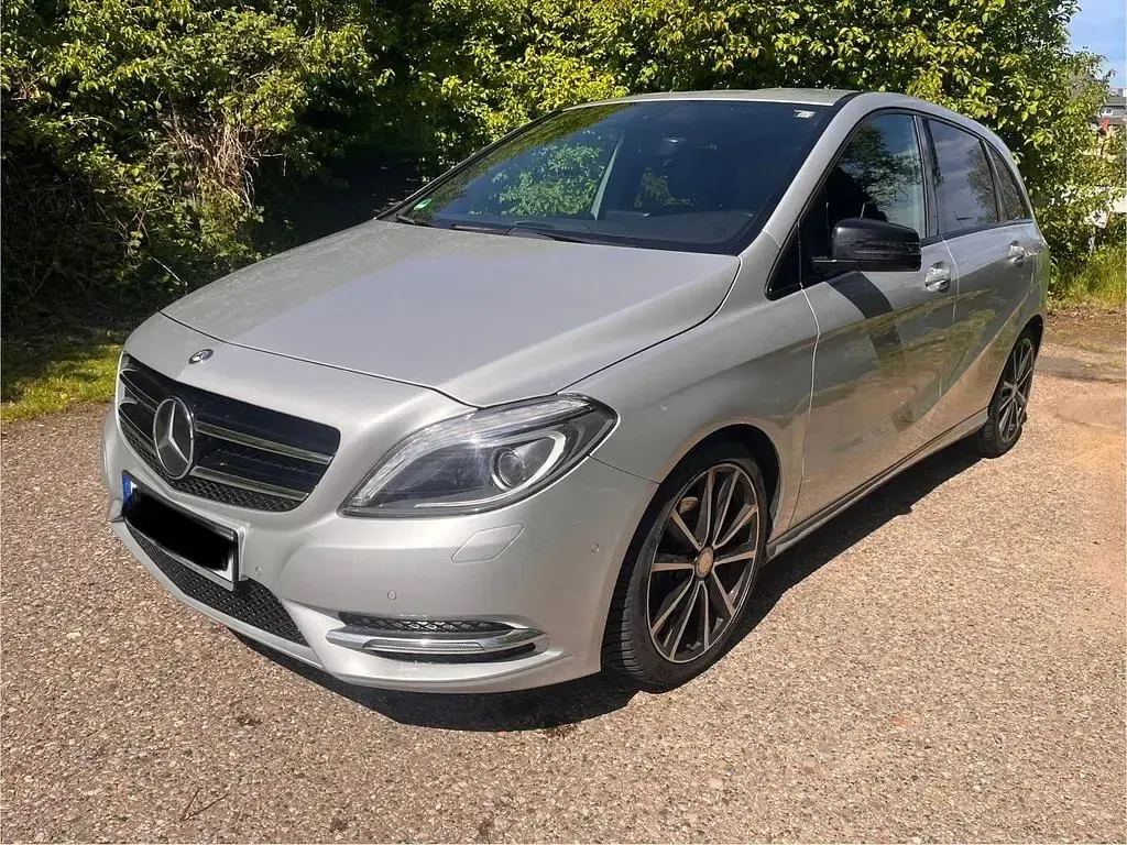 Gebraucht Mercedes B180 Style 122 PS (89 kW) 2014 Silber Kleinwagen