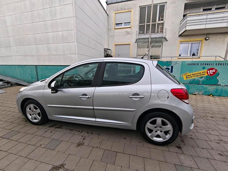 Gebraucht Peugeot 207 95 PS (69 kW) 2012 Kleinwagen