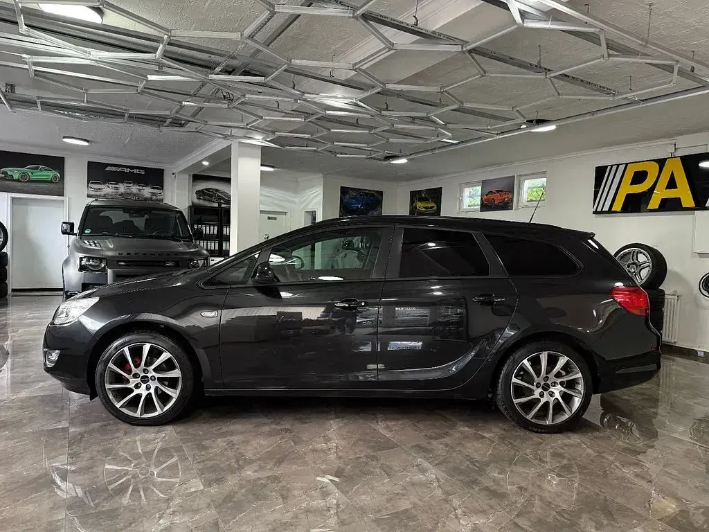 Gebraucht Opel Astra Design Edition 101 PS (74 kW) 2012 Schwarz Kombi