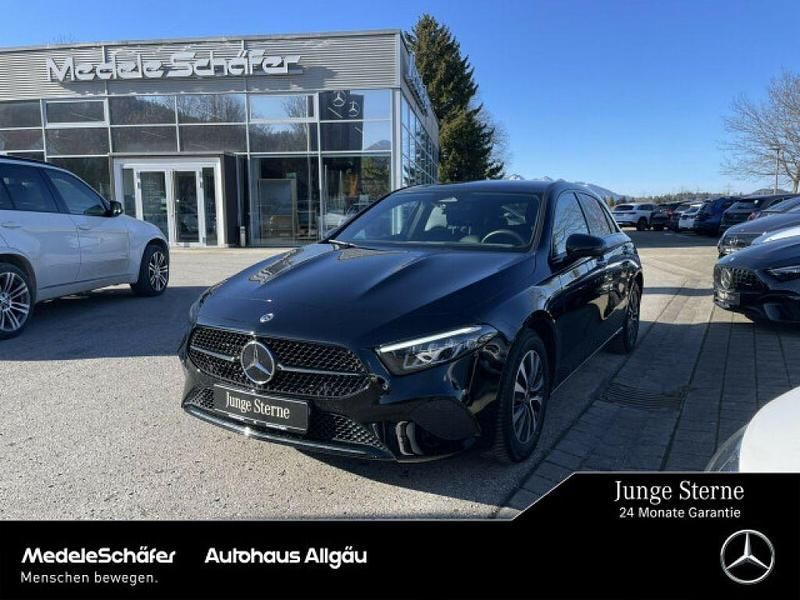 Unilack nachtschwarz Gebraucht 2023 Mercedes A180 Limousine | 25.889 € (Fairer Preis) - Bild 1/4