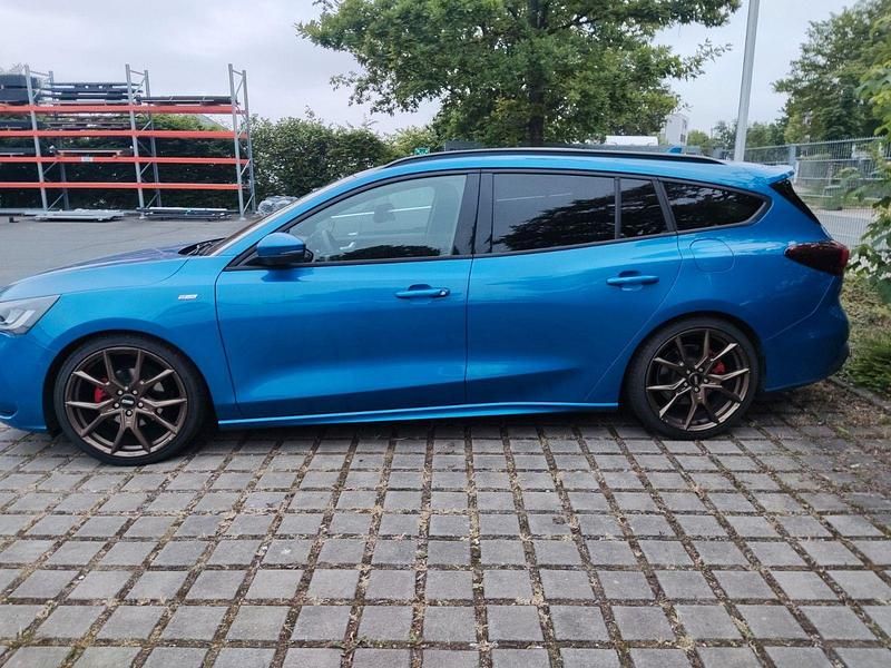 Blau Gebraucht 2022 Ford Focus ST-Line Kombi | 18.800 € (Fairer Preis) - Bild 1/4