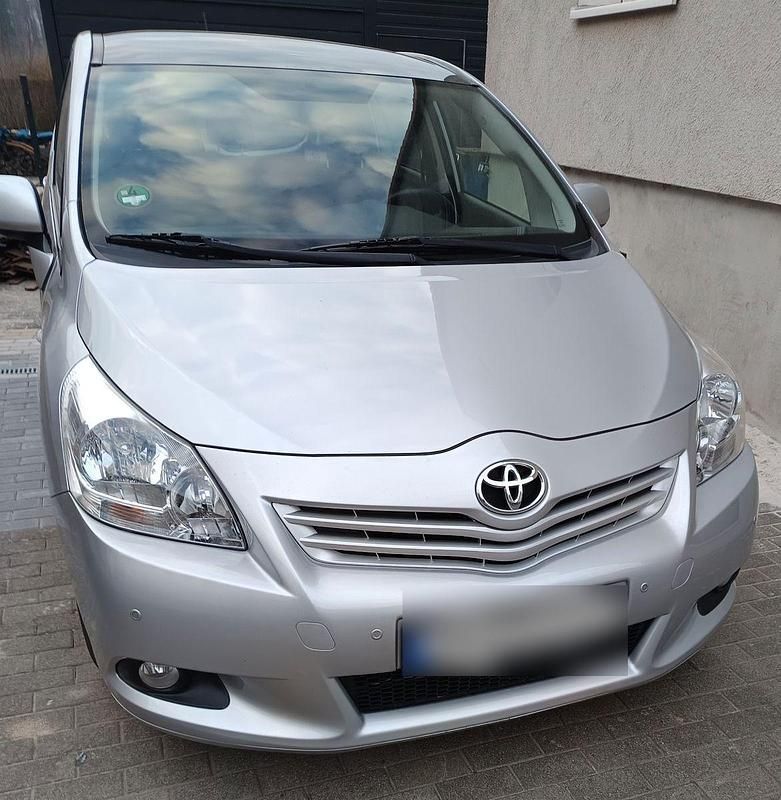 Gebraucht Toyota Verso Edition 132 PS (97 kW) 2011 Silber Van / Kleinbus