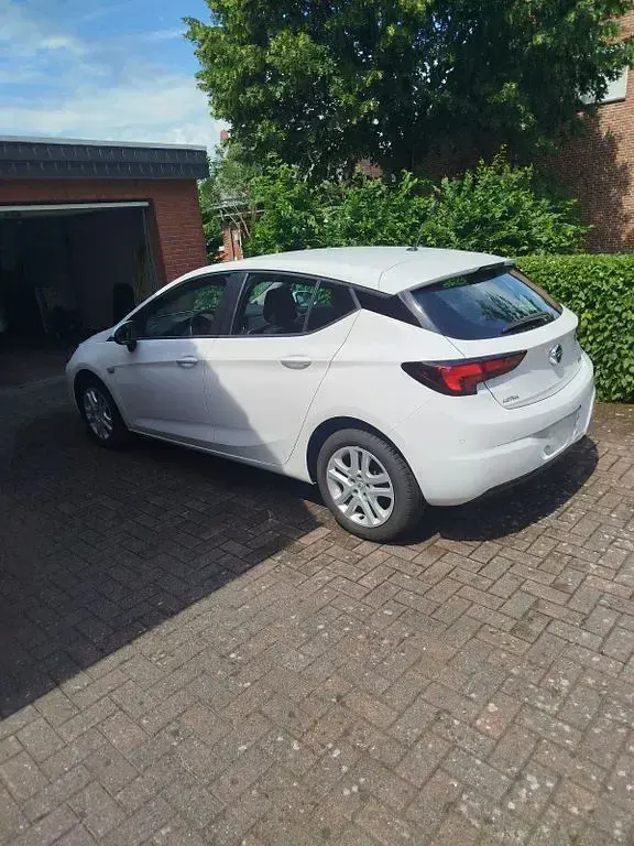 Gebraucht Opel Astra Edition 125 PS (91 kW) 2017 Weiß Limousine