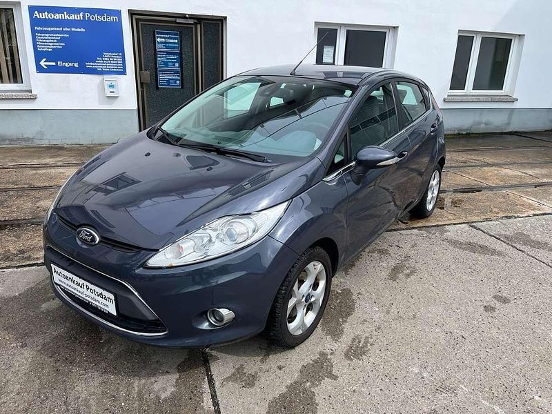 Grau Gebraucht 2011 Ford Fiesta Titanium Kleinwagen | 3.850 € (Fairer Preis) - Bild 1/4
