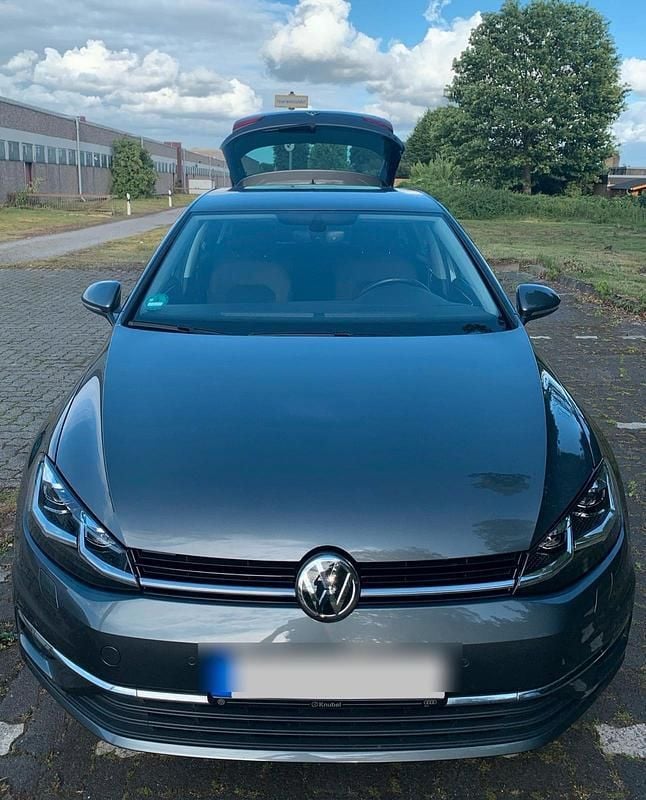 Grau Gebraucht 2019 VW Golf VII Highline Limousine | 16.000 € (Fairer Preis) - Bild 1/4
