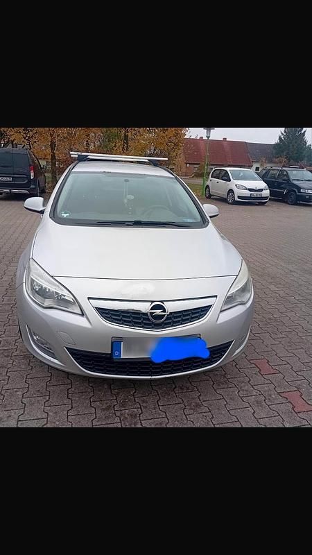 Silber Gebraucht 2011 Opel Astra Kombi | 2.500 € - Bild 1/4