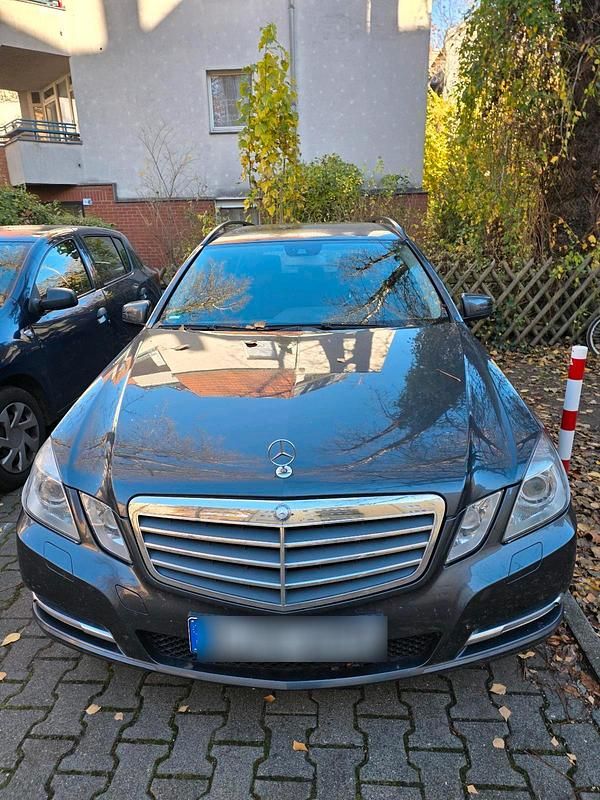 Grau Gebraucht 2011 Mercedes E220 Kombi | 11.900 € (Teuer) - Bild 1/4