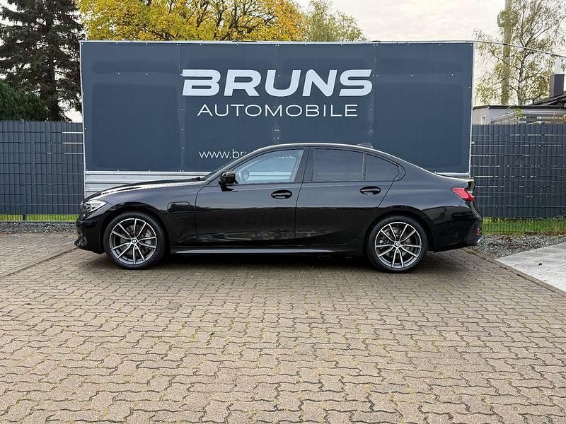 Gebraucht BMW 330e Sport Line 252 PS (185 kW) 2020 Schwarz Limousine